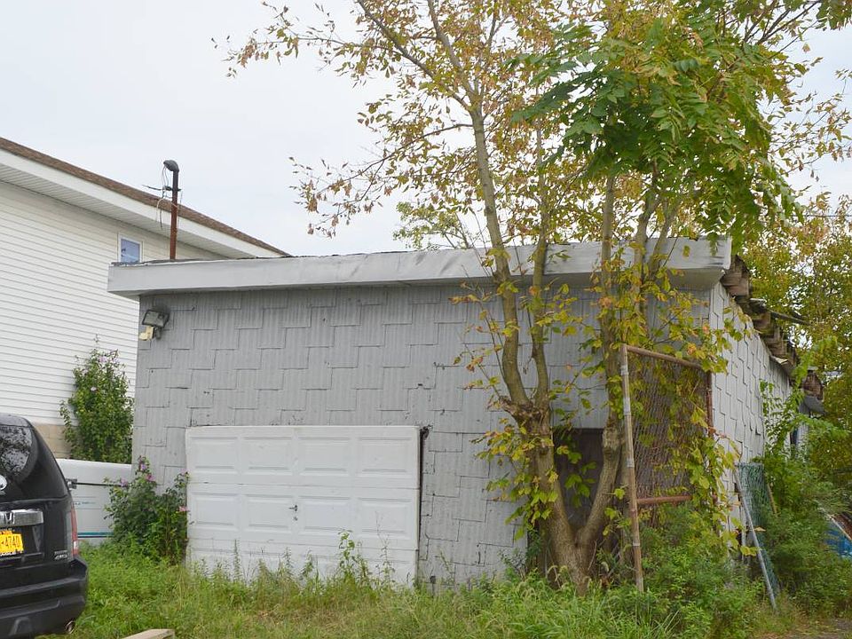 1st image of 9938 Russell St