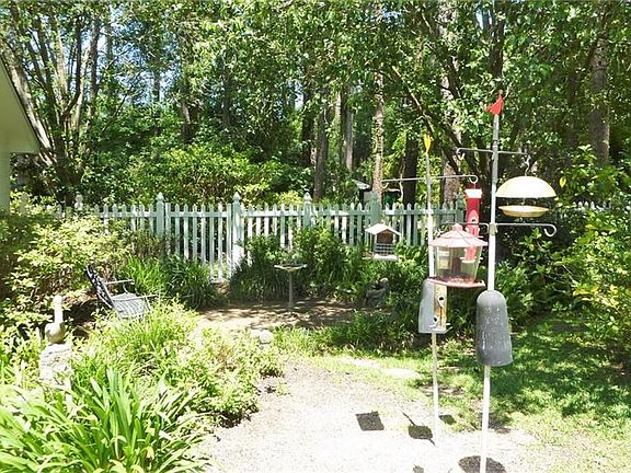 5th image of 837 N Riverview Dr