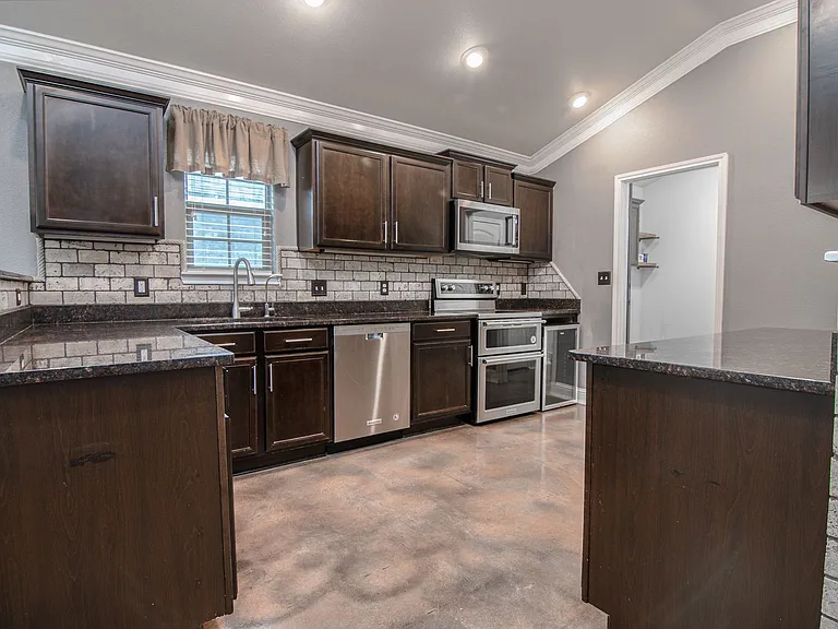 5705 Champions Dr — Photo 6