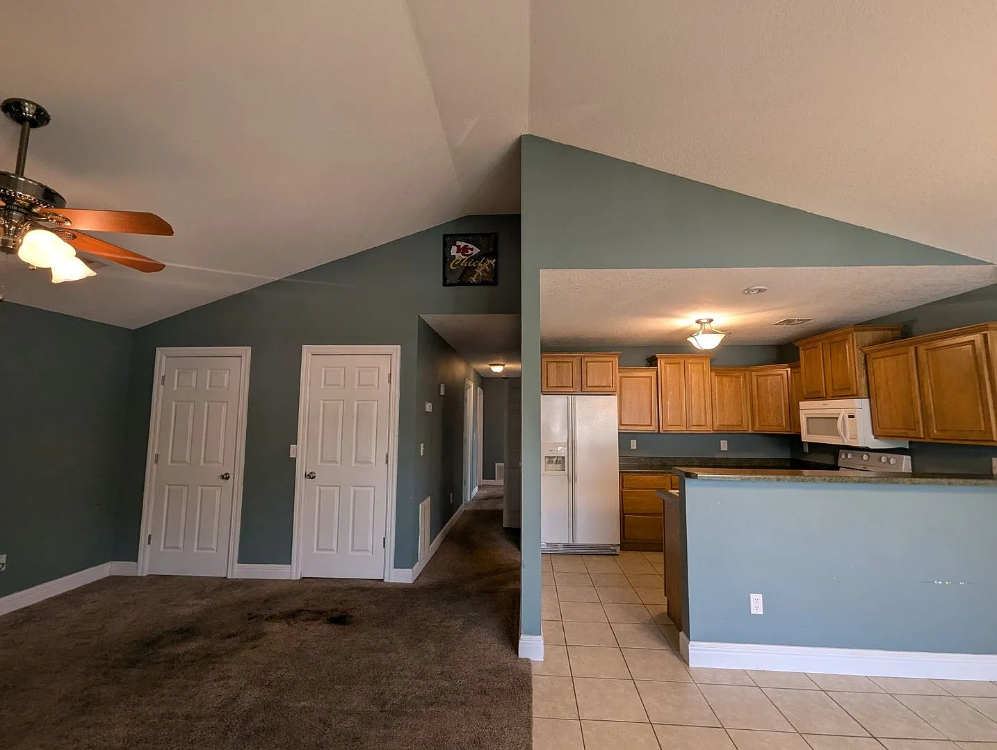 For Rent Gorgeous 3 Bed, 2 Bath Home In Webb City! Pets Welcome! — Photo 2