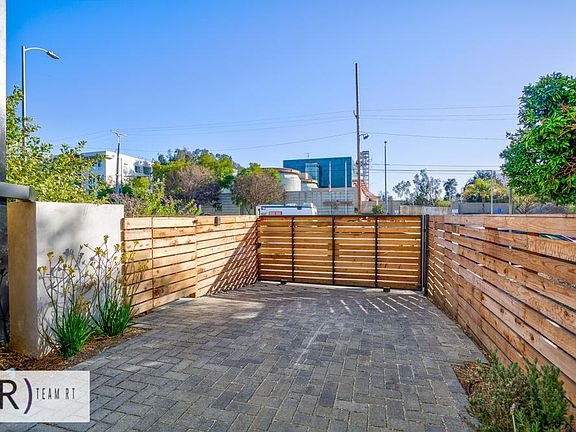 5th image of 11639 Burbank Blvd #1/2