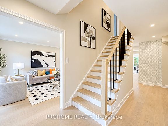 5th image of 36 Summerfeldt Cres