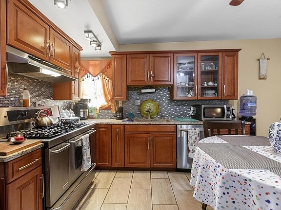 5th image of 377 Union St