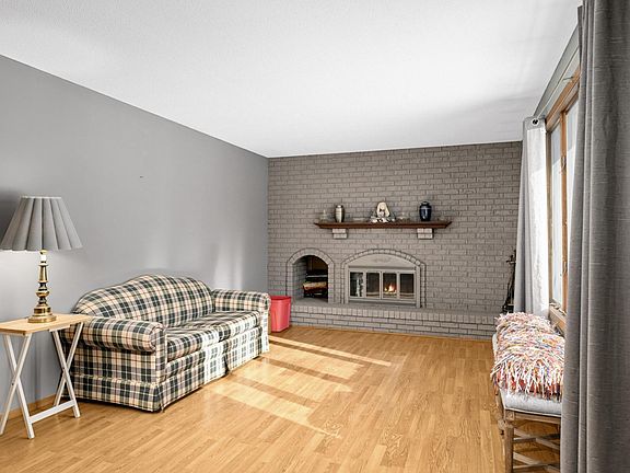 5th image of 309 Bridge St