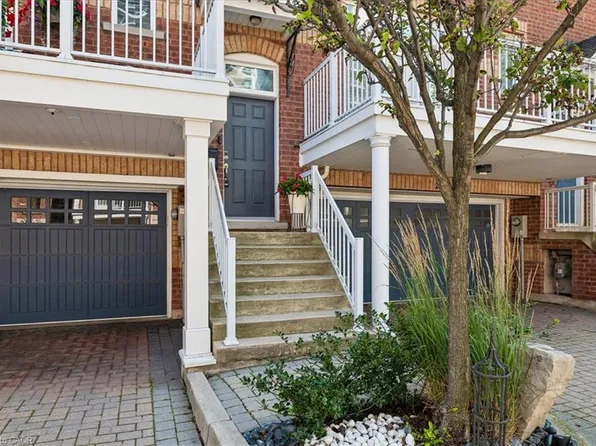 120 Bronte Rd #3, Oakville, ON L6L 3C1