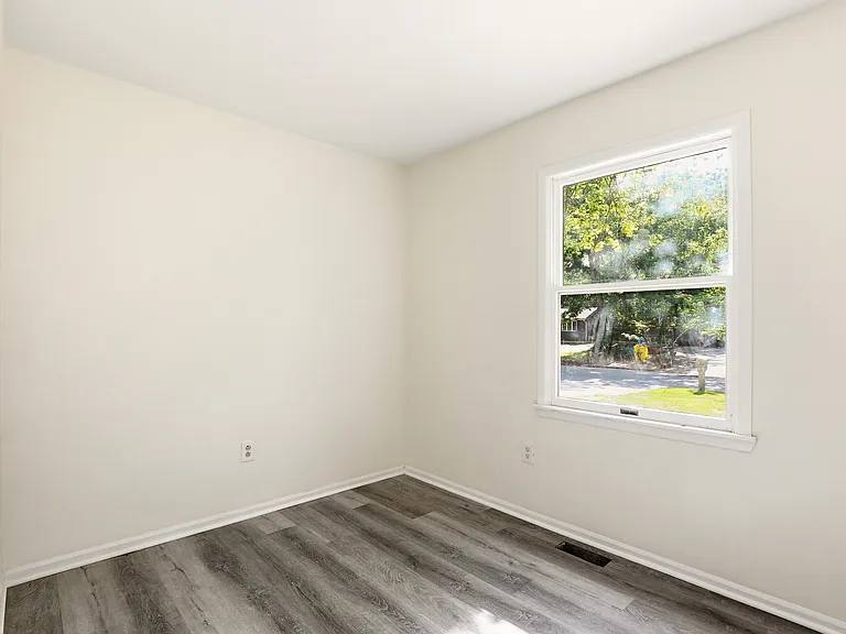 1305 Marshall St — Photo 16