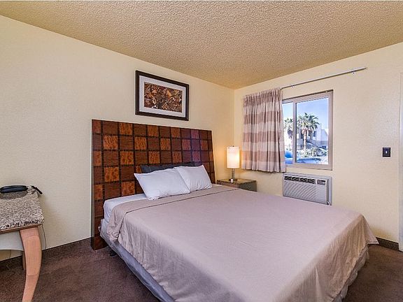 5th image of 5201 Dean Martin Dr