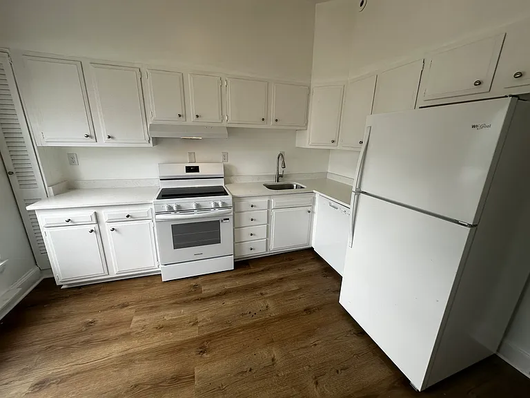 306 E St NE — Photo 17