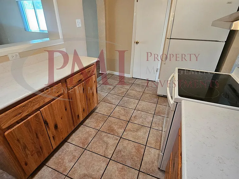 1735 S Locust St — Photo 4