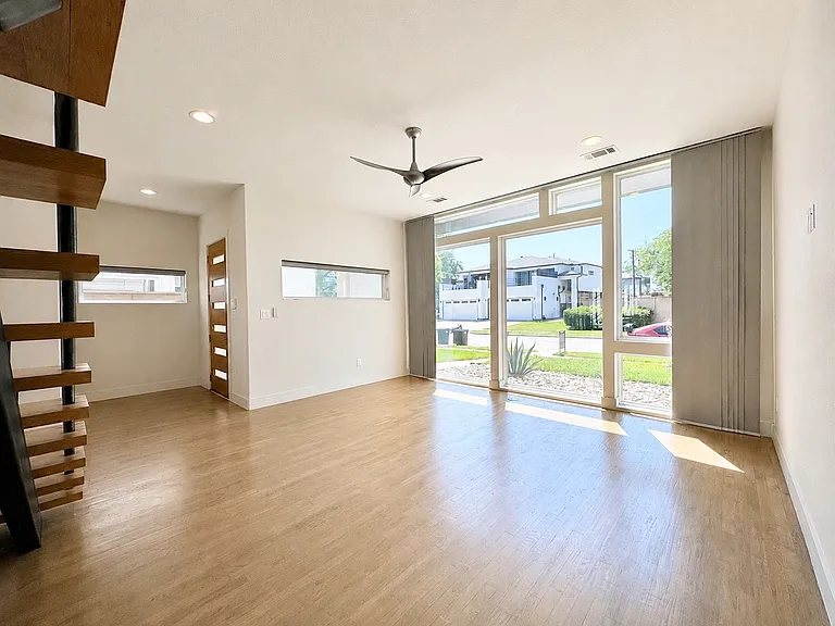 207 Adrian Dr — Photo 3