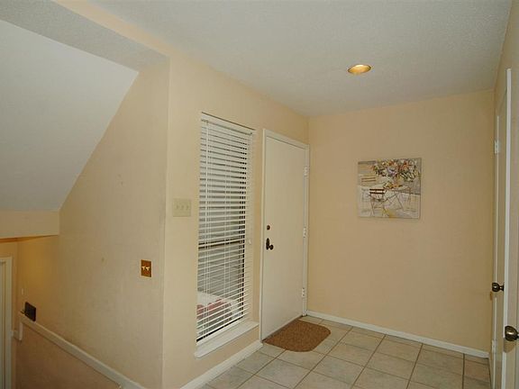  Island Kitchen w/Granite Countertops, Double Oven, Tile Flooring
