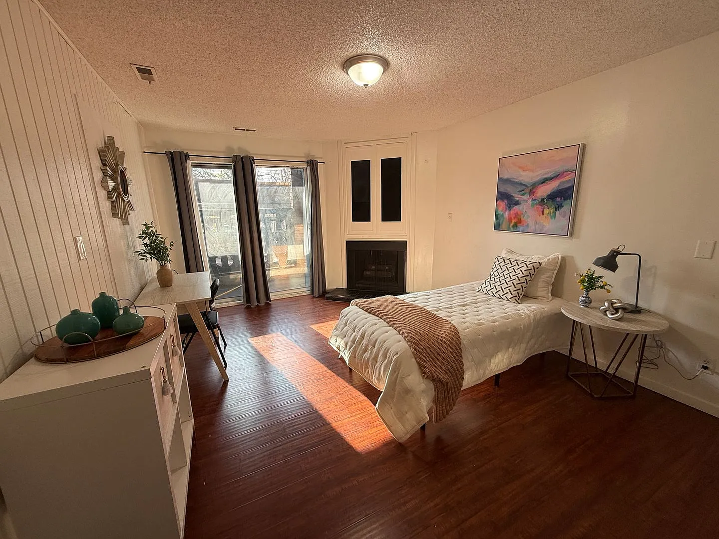 Large Private Furnished Girl Room Downtown ASAP - Balcony, Storage and more — Photo 2