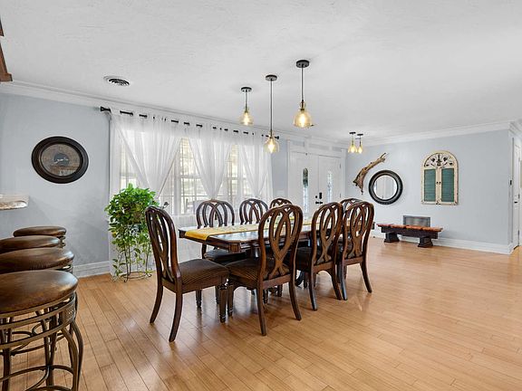 4th image of 570 SE Evergreen Dr