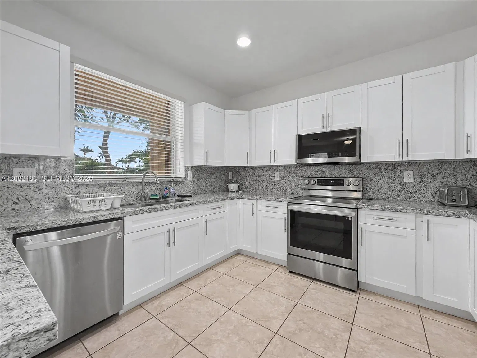 4 bed, 2.5 bath, 2420 sqft, $4,000 — Photo 3