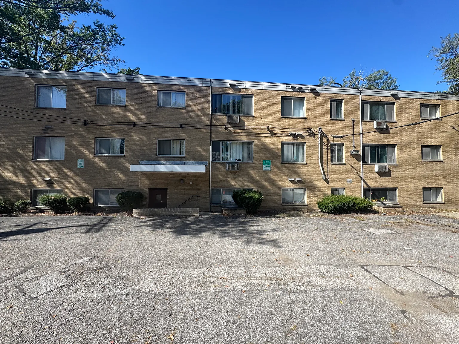 Warren Plaza — Photo 3