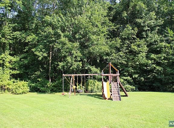 VERY PRIVATE REAR YARD.