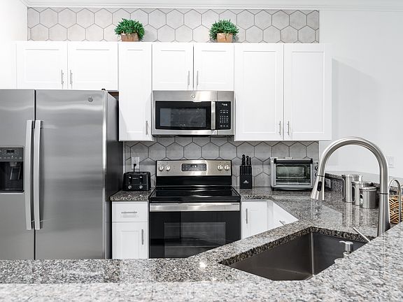 Modern Kitchen and Bar