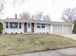 584 Chatham Cir, Buffalo Grove, IL 60089