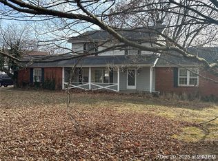 808 Catania Dr, Ballwin, MO
