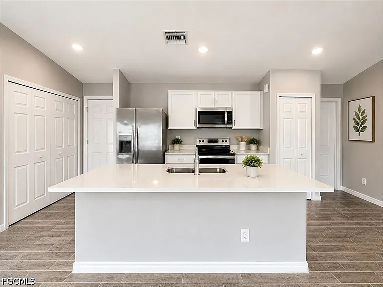 2728 NE 5th Place Cpe — Photo 6