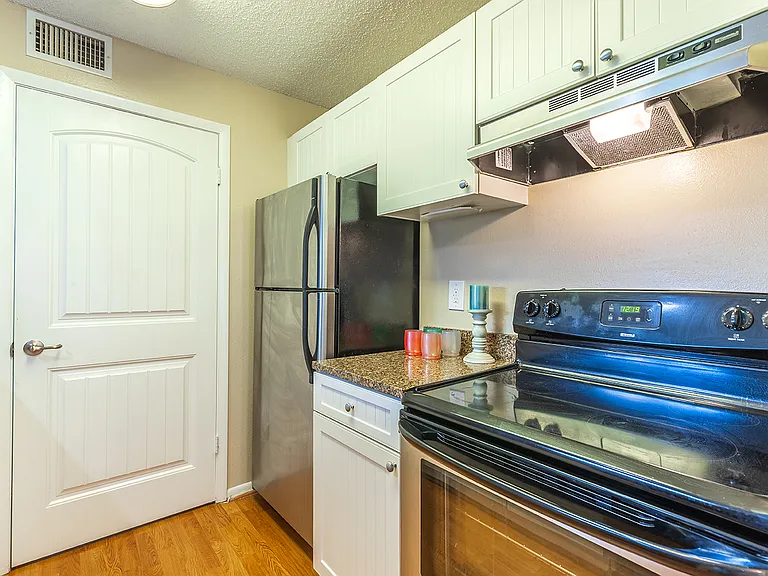Palm Cove Apartments — Photo 60