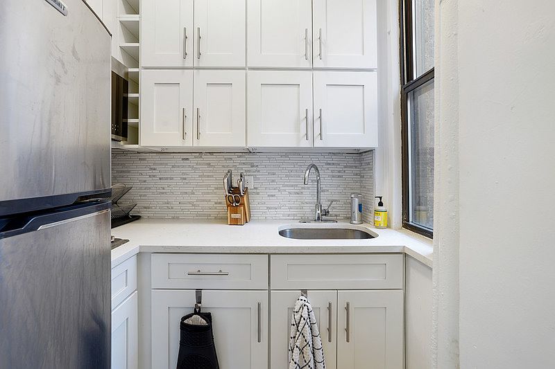 1st image of 205 W 54th St APT 3B