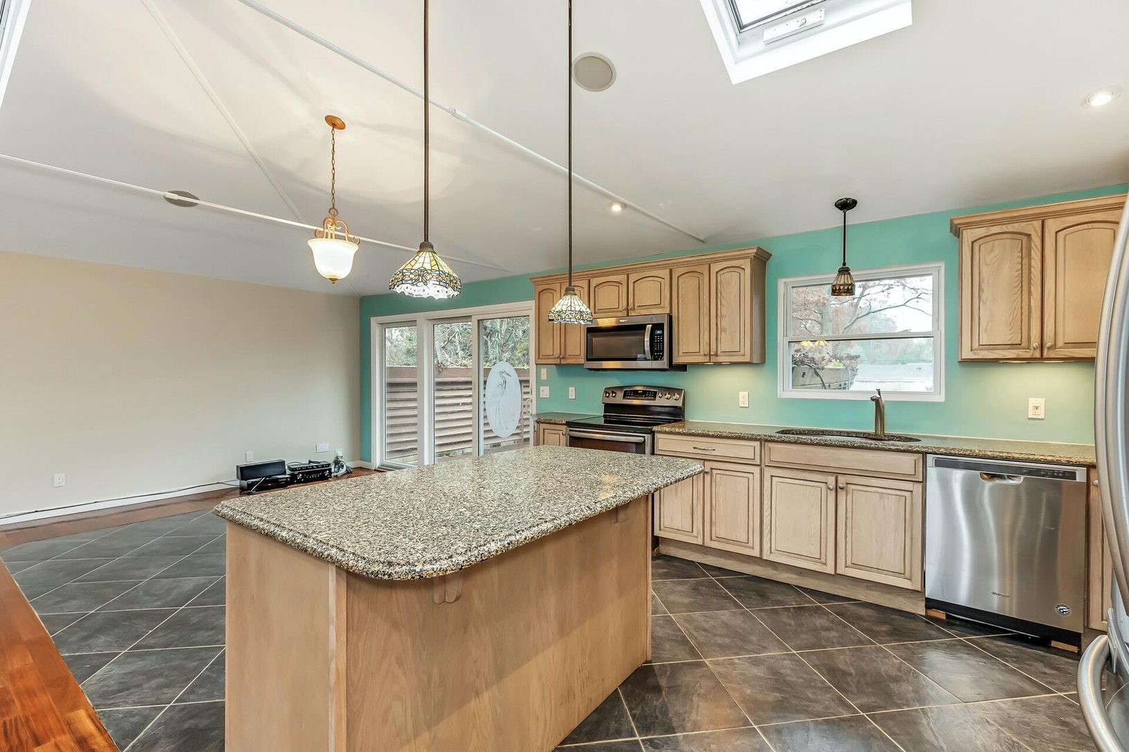  KITCHEN ISLAND