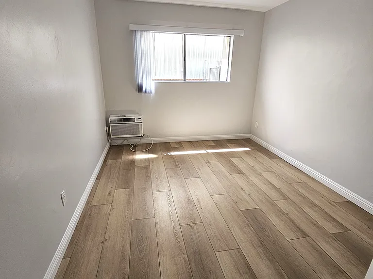 5843 Willoughby Ave #3 — Photo 4