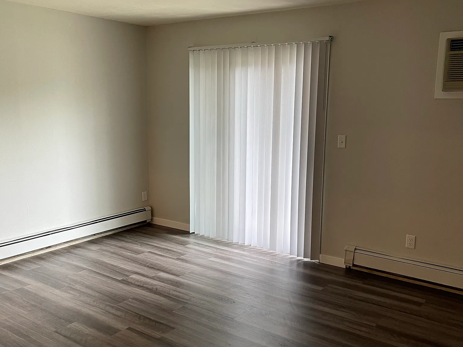 3 bed, $2,327 — Photo 4