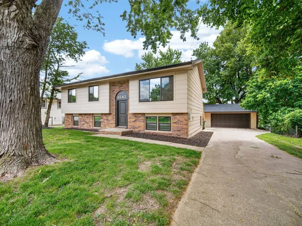 8642 Sunny Hill Dr, Clive, IA 50325
