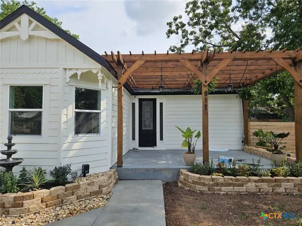 911 E Convent St, Victoria, TX 77901