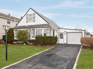 9 Franklin St, Hicksville, NY 11801