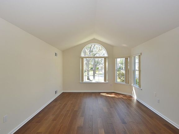 5th image of 2819 Danbury Ln
