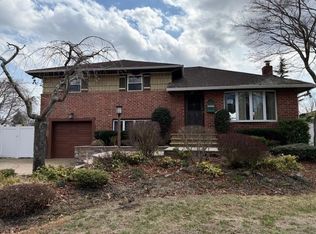7 SE Park Dr, Massapequa Park, NY 11762