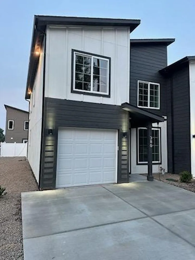 3 bed 2.5 bath townhome!- Lease Until 2/28/2027 — Photo 2