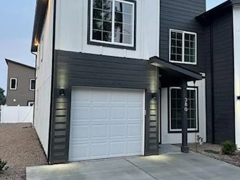 356 NW Bradford Ave — Photo 2