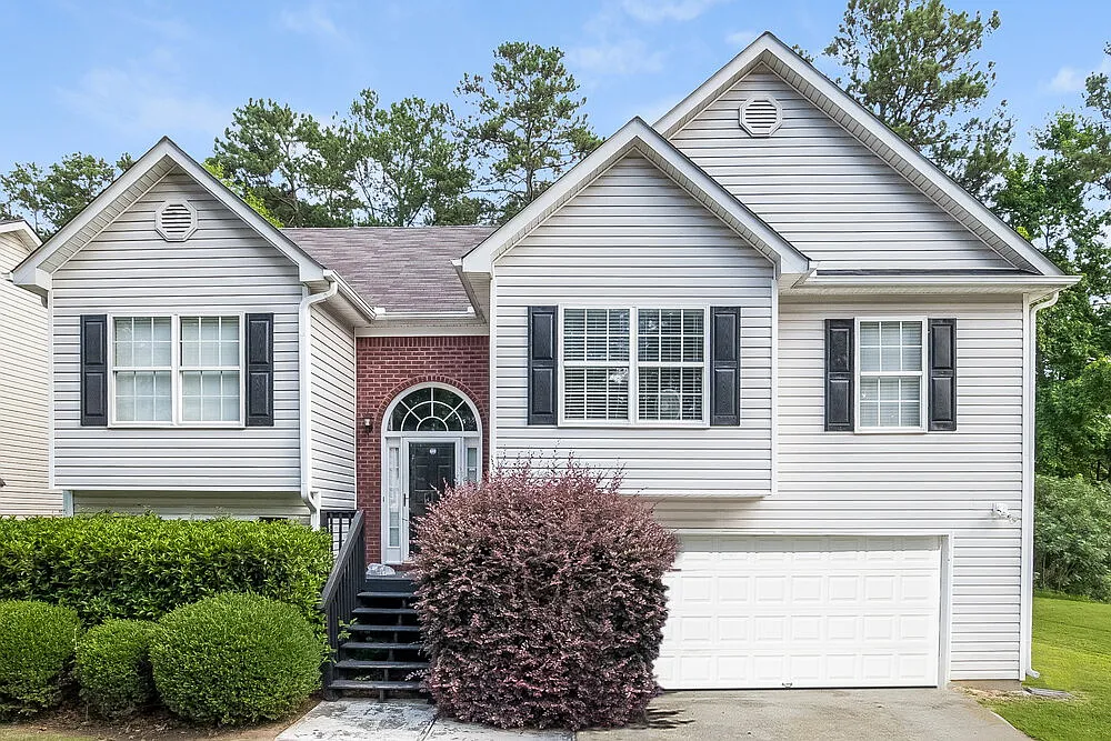 4 bed, 2.0 bath, 1979 sqft, $2,495 — Photo 1