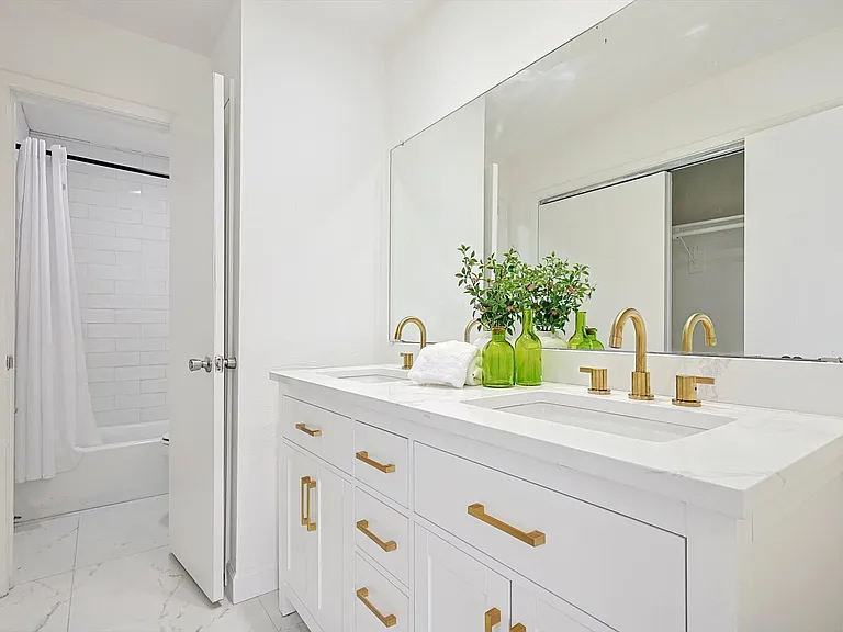 7650 Ronnie Dr — Photo 2