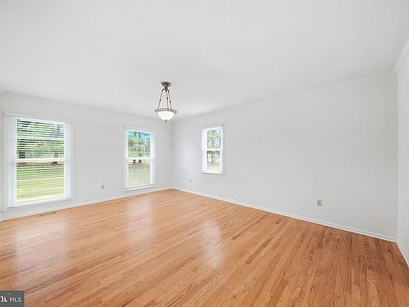 5th image of 1052 Ridge Rd