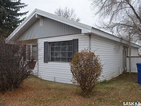 2nd image of 207 3rd Avenue W