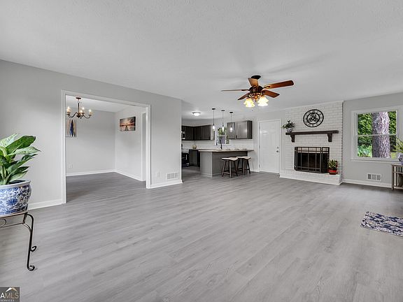 4th image of 3417 Creekwood Dr SE