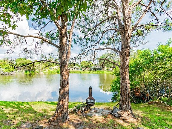 2nd image of 637 Bay Lake Trl