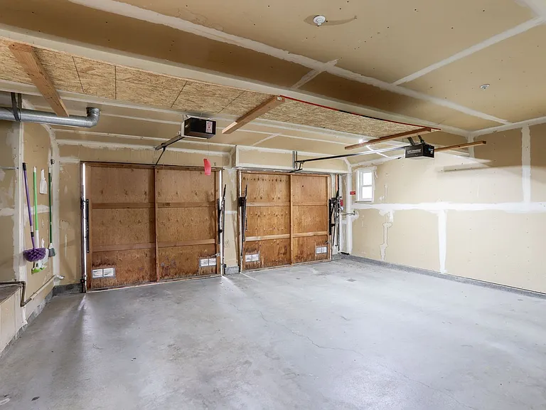 1055 Hull Ln — Photo 12