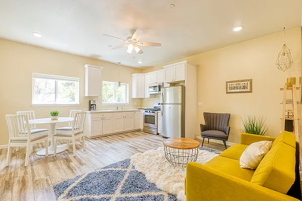 718 Walnut Ave #B — Photo 3