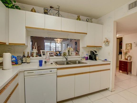 5th image of 5550 Witney Dr APT 305