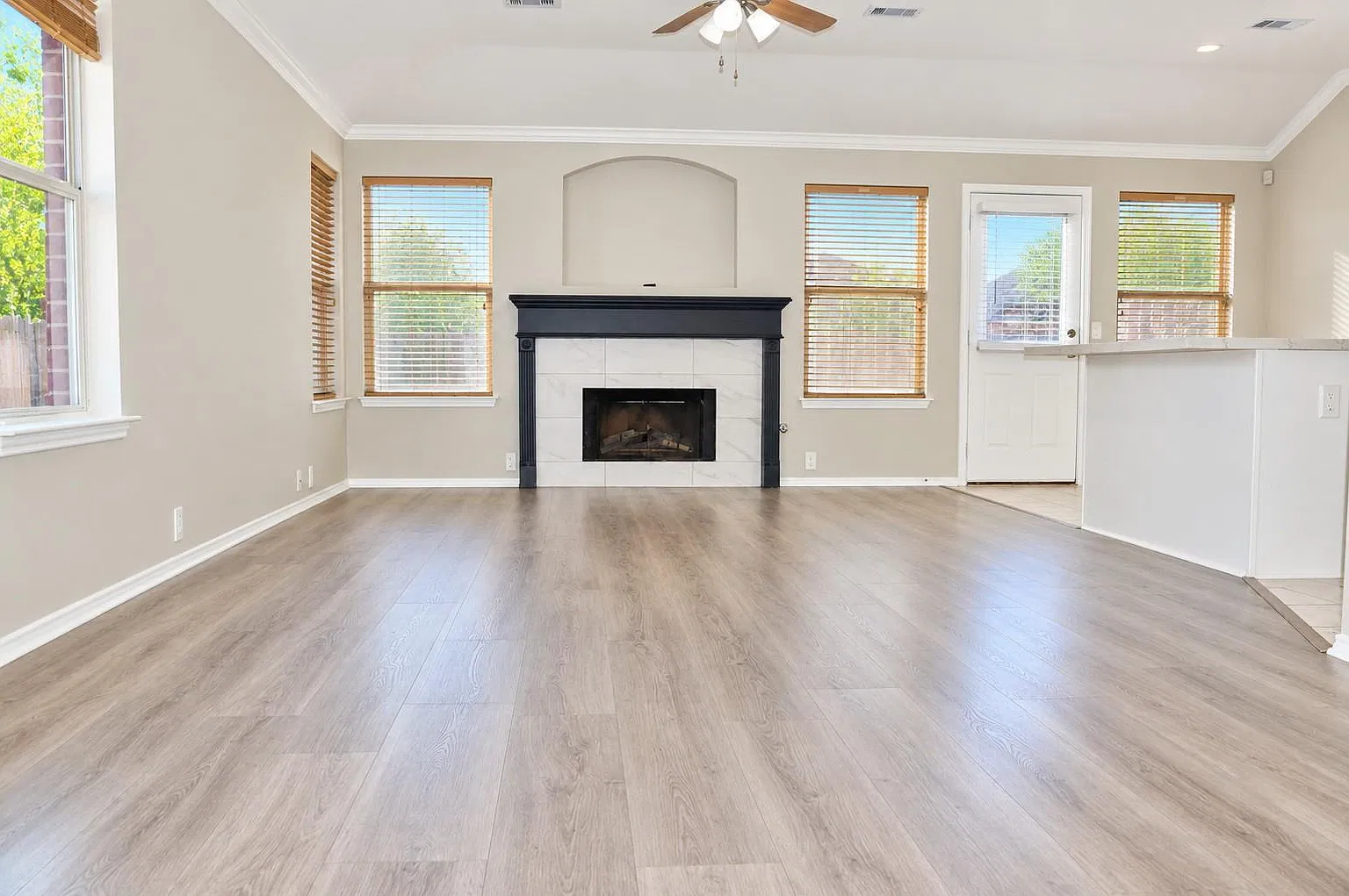 4 bed, 2.0 bath, 1601 sqft, $1,900 — Photo 2