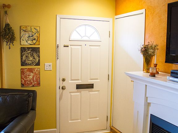 Entryway/Living Room