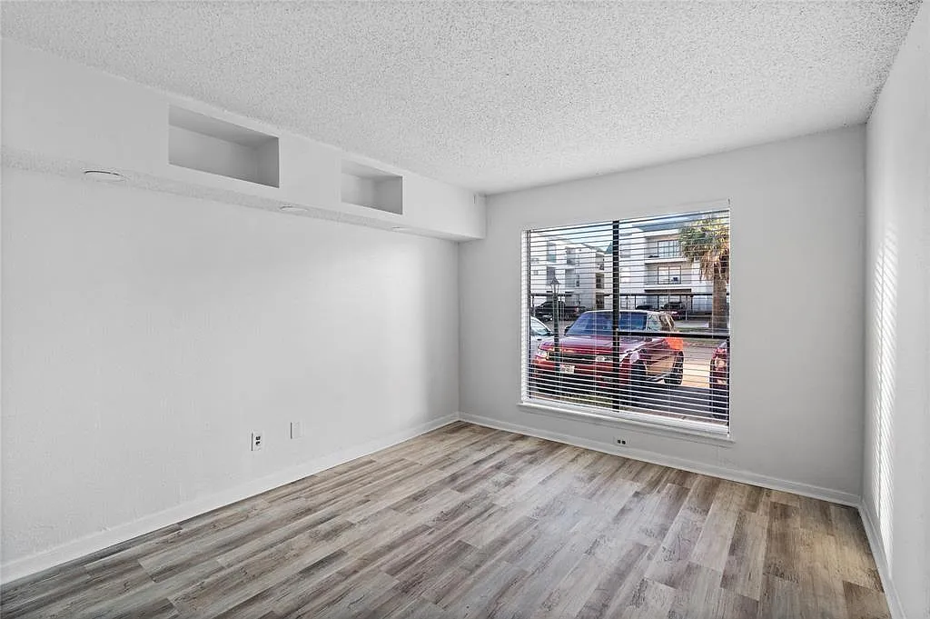 2 bed, 1.0 bath, 1000 sqft, $1,200 — Photo 2