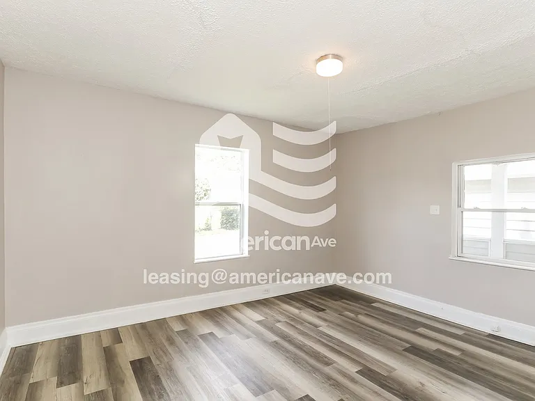 216295_006_main_bedroom_7.jpg