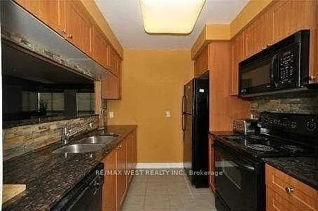 16 Dallimore Cir #403 — Photo 4